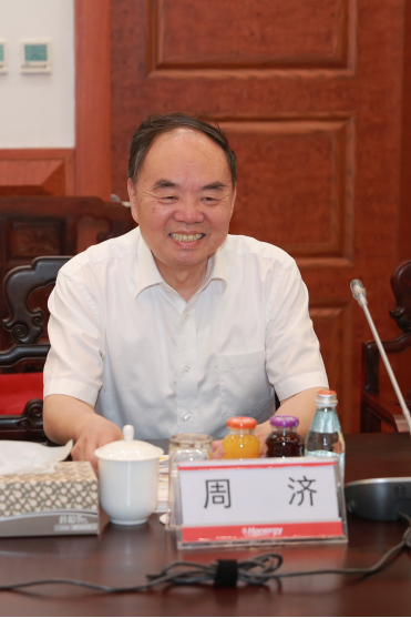 中国工程院院士周济一行到访汉能总部，共同探讨“制造强国战略”