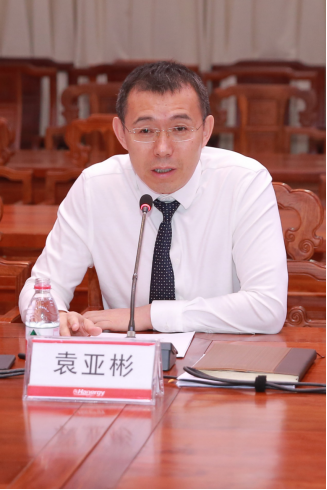 中国工程院院士周济一行到访汉能总部，共同探讨“制造强国战略”