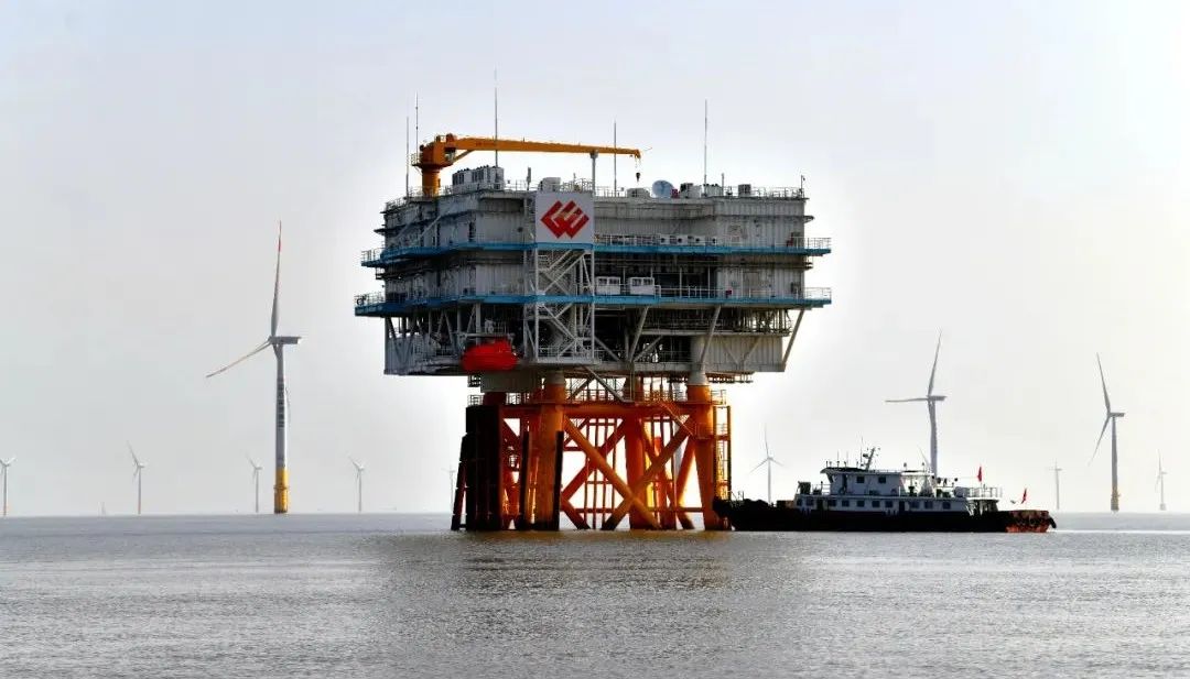 吊装完成的国华投资东台海上风电项目升压站