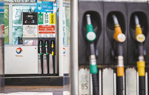 在法国巴黎拍摄的加油站。奥雷利安·莫里萨尔摄 （新华社发）